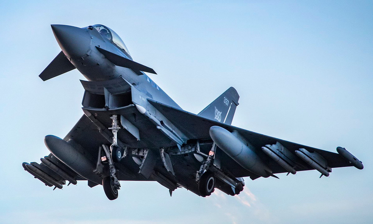 Một ý tưởng không kém phần “phiêu lưu” của lãnh đạo Indonesia, khi quyết định mua lại số Typhoon cũ từ Áo, với số lượng 15 chiếc và đơn giá cho một chiếc máy bay cũ, có tính năng kém xa Su-35 là 124 triệu USD/chiếc. Sự kiện này đã làm “rối tung” chính trường Indonesia, bắt buộc nước này phải từ bỏ hợp đồng “điên rồ” này.