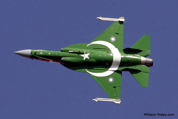 Pakistan vẫn là khách hàng chủ yếu của JF-17 Block III; theo kế hoạch triển khai của Bộ Quốc phòng Pakistan, không quân nước này cần có 50 máy bay chiến đấu JF-17 Block III vào năm 2024; với những chiếc đầu tiên được đưa vào biên chế sớm nhất là cuối năm 2021.