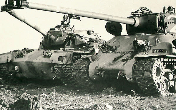 Tuy nhiên Tal cũng có thuận lợi đó là kinh nghiệm phong phú trong sử dụng lực lượng tăng thiết giáp của IDF; đồng thời Israel có nhiều mẫu xe tăng của cả Liên Xô (chiến lợi phẩm của quân Arab), cũng như phương Tây, để tham khảo vê công nghệ.