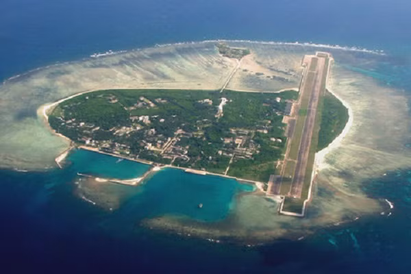 Việc sử dụng các sân bay trên các đảo này, mục đích giúp mở rộng phạm vi ảnh hưởng của chiến lược A2/ AD của Trung Quốc, cho phép “cảnh giới từ xa”, truyền số liệu mục tiêu tới các bệ phóng tên lửa trên các tàu chiến lớn và ở Trung Quốc đại lục.