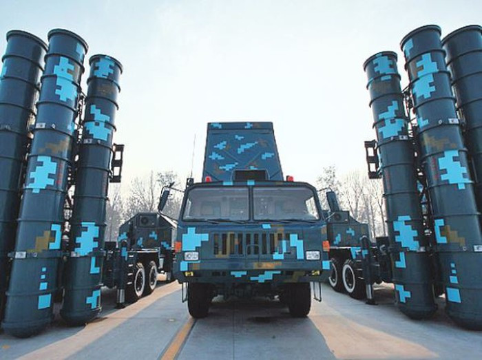 Trên một số đảo hiện nay, Trung Quốc đã bố trí các hệ thống phòng không tầm xa HQ-9, có tầm bắn xa nhất đến 125 hải lý (khoảng 230km). Bắc Kinh quảng cáo rằng tên lửa phòng không này có có thể đe dọa hầu hết các máy bay, hoạt động trên toàn bộ khu vực Biển Đông.