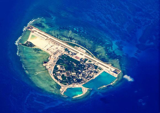 Với công nghệ trinh sát vệ tinh và các máy bay thường xuyên tuần tiễu trên Biển Đông, các đối thủ như Mỹ sẽ có thể lập bản đồ tỉ mỉ, các cơ sở quân sự trên từng hòn đảo và có thể sẽ theo dõi các chuyến hàng thiết bị quân sự đến các đảo. Điều này sẽ làm cho các hòn đảo này, rất dễ bị tấn công từ tàu chiến, tàu ngầm và máy bay. Nguồn ảnh: Pinterest.