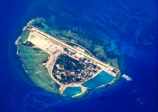 Với công nghệ trinh sát vệ tinh và các máy bay thường xuyên tuần tiễu trên Biển Đông, các đối thủ như Mỹ sẽ có thể lập bản đồ tỉ mỉ, các cơ sở quân sự trên từng hòn đảo và có thể sẽ theo dõi các chuyến hàng thiết bị quân sự đến các đảo. Điều này sẽ làm cho các hòn đảo này, rất dễ bị tấn công từ tàu chiến, tàu ngầm và máy bay. Nguồn ảnh: Pinterest.