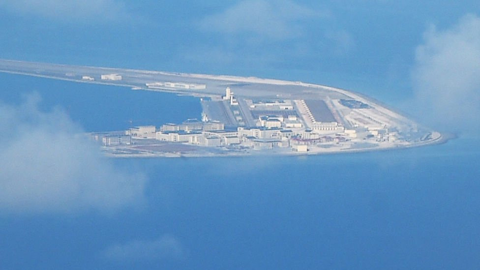 Các đảo bồi đắp trái phép của Trung Quốc, trên khu vực Biển Đông, thuộc chủ quyền của Việt Nam, có một số giá trị quân sự; nhưng về cơ bản, lại rất dễ bị tổn thương và cực kỳ khó bảo vệ.