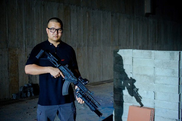 Ưu điểm vượt trội của STV-380 so với AK cũ đó là khả năng trang bị thêm các dụng cụ hỗ trợ tác chiến bởi các ray Picatinny, kiểu dáng hiện đại hơn và đặc biệt là trong điều kiện không có kính ngắm thì thước ngắm lỗ đặt ở cuối hộp khóa nòng trên STV lại giúp cho người lính có thể dễ dàng lấy đường ngắm và bắn chính xác hơn so với thước ngắm kiểu AK-47. Ảnh: Súng STV-380 với ống phóng lựu và kính ngắm điểm đỏ. Nguồn ảnh: QPVN.