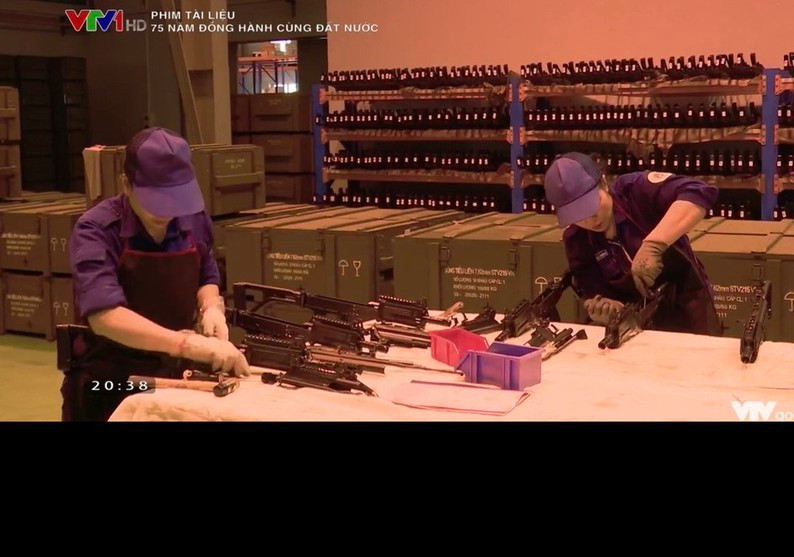 Hiện nay súng đang được chế tạo với số lượng lớn tại nhà máy Z-111 của Tổng cục Công nghiệp Quốc phòng. Nhà máy đã cực kỳ khẩn trương vận hành với năng suất chế tạo tối đa để có thể nhanh chóng thực hiện quá trình thay thế các mẫu súng AK trước đây đang được quân đội ta sử dụng đại trà.. Ảnh: Các công nhân tại nhà máy Z-111 lắp ráp hoàn thành súng STV-215. Nguồn ảnh: VTV.