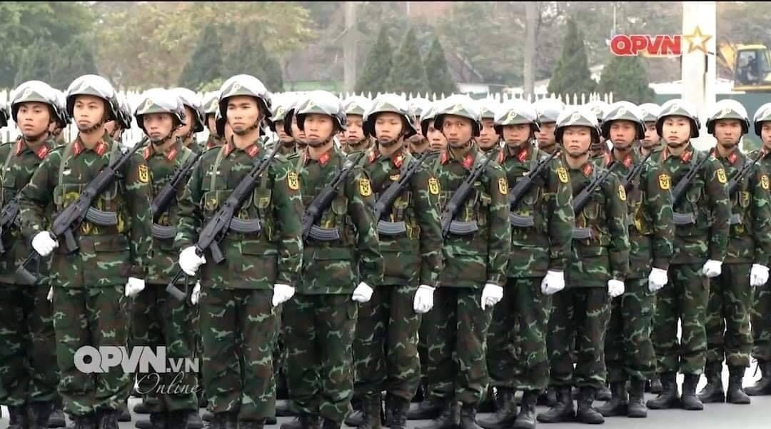 Trong đó, khối chiến sĩ Kiểm soát quân sự bên cạnh việc được trang bị quân phục dã chiến K20 lục quân mới, họ cũng được trang bị những khẩu tiểu liên STV-380 hiện đại, thay thế cho những khẩu AK cũ. Như vậy, một số đơn vị trong toàn quân đã và đang bắt đầu được chuyển giao sử dụng súng STV mới. Nguồn ảnh: QPVN.