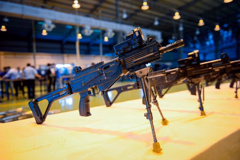 Dòng súng tiểu liên STV - Súng Tiểu liên Việt Nam mới với 2 phiên bản là STV-215/380 đã chính thức được chọn là mẫu súng tiểu liên mới của quân đội ta thay thế cho mẫu AK-47 huyền thoại. Ảnh: Súng tiểu liên STV-215 và STV-380 tại nhà máy Z-111. Nguồn ảnh: VTV.