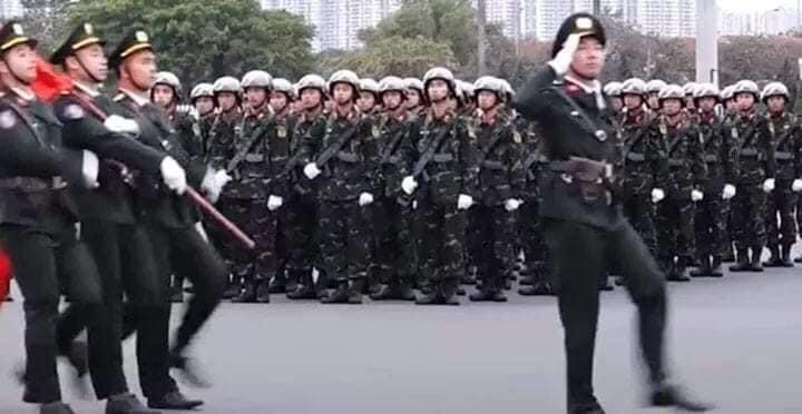 Đặc biệt, vừa qua, trong buổi lễ tổng duyệt các lực lượng của Bộ Quốc phòng và Bộ Công an phối hợp tham gia bảo vệ an ninh an toàn cho Đại hội Đảng lần thứ XIII, những hình ảnh đầu tiên về dòng súng STV mới trong biên chế sẵn sàng chiến đấu của đơn vị đã lần đầu xuất hiện. Ảnh: Khối chiến sĩ Kiểm soát quân sự với súng tiểu liên STV-380 mới. Nguồn ảnh: QPVN.