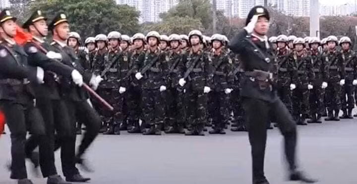 Đặc biệt, vừa qua, trong buổi lễ tổng duyệt các lực lượng của Bộ Quốc phòng và Bộ Công an phối hợp tham gia bảo vệ an ninh an toàn cho Đại hội Đảng lần thứ XIII, những hình ảnh đầu tiên về dòng súng STV mới trong biên chế sẵn sàng chiến đấu của đơn vị đã lần đầu xuất hiện. Ảnh: Khối chiến sĩ Kiểm soát quân sự với súng tiểu liên STV-380 mới. Nguồn ảnh: QPVN.