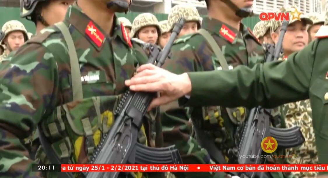 Súng STV-215/380 là phiên bản sửa đổi nhằm phù hợp với đặc thù sử dụng, dựa trên dòng súng Galil Ace 31/32 nổi tiếng do hãng IWI của Israel thiết kế, được Việt Nam nhập dây chuyền sản xuất từ giữa những năm 2010. Nguồn ảnh: QPVN.