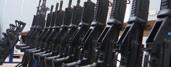 Súng STV-215/380 được trang bị các ray Picatinny cho phép có thể tùy biến mở rộng trang bị như kính ngắm các loại, tay cầm phụ, ống phóng lựu kẹp nòng, đèn pin/laser,… báng súng có thể gập lại gọn gàng giúp dễ dàng trong tác chiến không gian hẹp và trong quá trình di chuyển, vận động. Nguồn ảnh: QPVN.