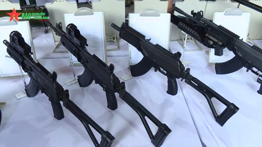 Chúng ta đã không lạ gì với dòng súng STV-215/380 khi thời gian gần đây chúng xuất hiện rất nhiều tại các triển lãm vũ khí do Việt Nam tổ chức hoặc tham dự và đặc biệt là trong chương trình thực tế “Xạ thủ đua tài” của kênh truyền hình QPVN. Ảnh: Galil Ace 31/32 (trái) và STV-215/380. Nguồn ảnh: QDND.