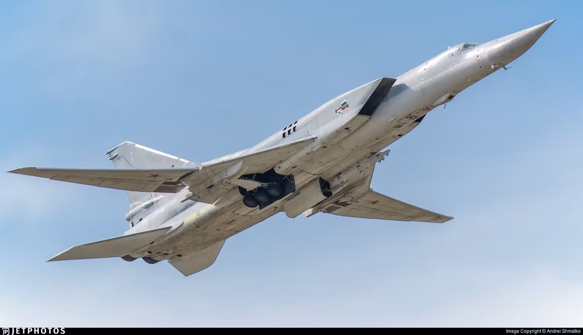 Tu-22M là một trong những máy bay có khả năng cơ động nhất trên thế giới, nó có thể thực hiện các cuộc tấn công hạt nhân chiến lược, nó cũng có khả năng tấn công chiến thuật với cả vũ khí dẫn đường chính xác và bom thường tiêu chuẩn.