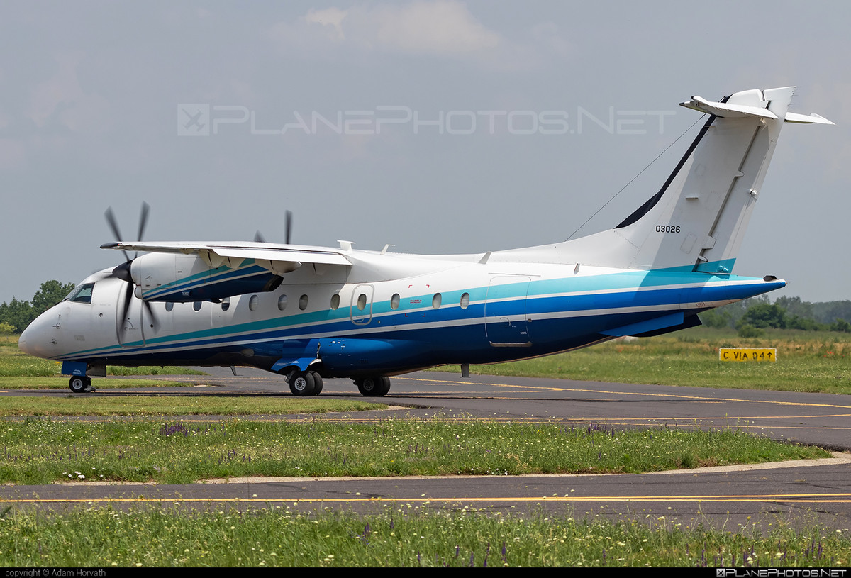 Máy bay có thể chở 27 thành viên phi hành đoàn, hoặc 2.722 kg hàng hóa. Đối với vận tải hàng hóa, loại máy bay này thường được quân đội Mỹ sử dụng để vận chuyển cho quân đội Mỹ và đồng minh NATO ở Afghanistan.