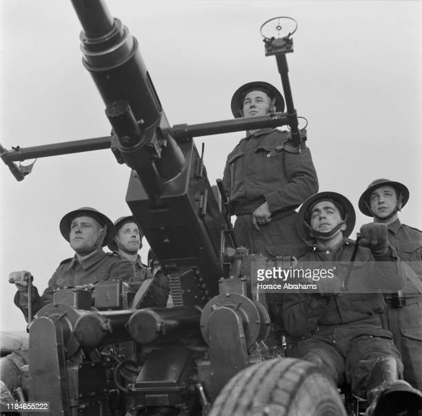 Mặc dù phòng không Đức đã dùng tín hiệu đèn, để hỏi-đáp theo quy định ngành hàng không, thậm chí đề nghị máy bay lạ hạ cánh xuống các sân bay gần đó, nhưng các tín hiệu vẫn không được trả lời; khiến các pháo thủ phòng không Đức càng thêm bối rối, vì họ không dám nổ súng, hoặc thông báo về một cuộc không kích. Các thành phố vẫn sáng đèn, giúp phi hành đoàn định hướng dễ dàng.