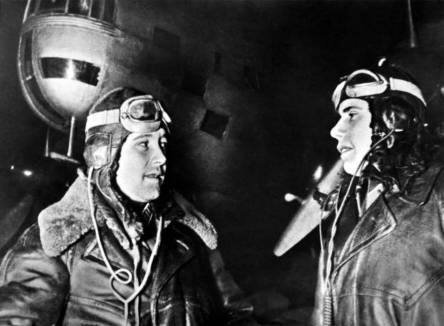 Nhưng phản ứng này đã muộn, những máy bay ném bom của Liên Xô, sau khi cắt bom, đã quay trở về căn cứ. Trên đường trở về, phòng không Đức vẫn cố gắng rọi đèn và bắn đuổi; nhưng máy bay đang bay ở độ cao 7.000, đã đảm bảo cho 15 chiếc DB-3F hạ cánh an toàn xuống sân bay Cahul. 