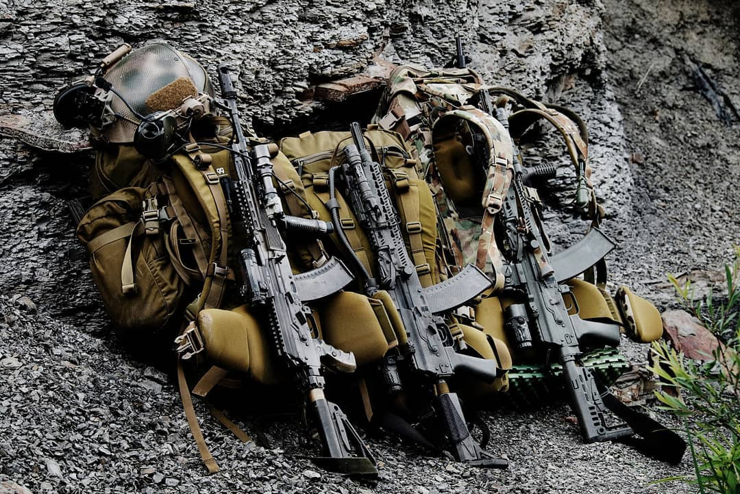 Tất cả các chi tiết của AK Alfa FSB đã được thiết kế cẩn thận từ những thứ nhỏ nhất như tay kéo khóa nòng; núm RP-1 gắn vào tay kéo khóa nòng, để lên đạn một cách dễ dàng hơn, khi đeo hoặc không đeo găng tay.