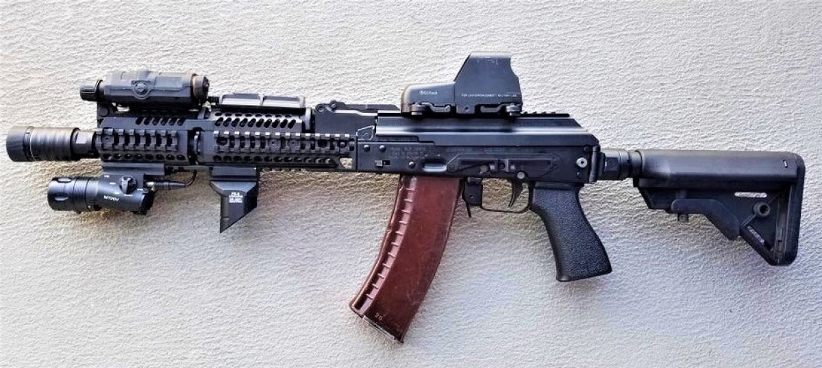 Nhìn bề ngoài, khẩu AK Alfa FSB là sự trộn lẫn của các cải tiến mới nhất trong thiết kế vũ khí nhỏ của thế giới. Khẩu súng này chỉ giữ lại duy nhất “yếu tố cơ khí” của khẩu súng trường tấn công AK kinh điển.