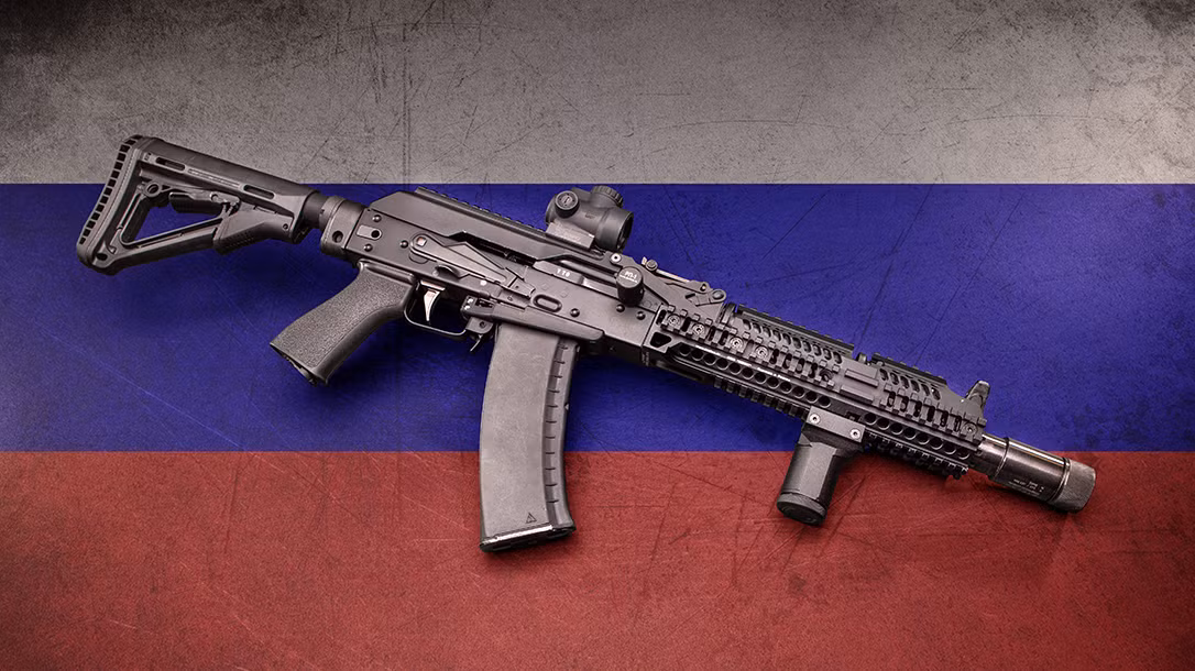 Phiên bản đặc biệt AK Alfa FSB không có hình dáng giống với phiên bản AK-12 hoặc súng trường tấn công AK-105 hiện đại sử dụng cỡ đạn 5.45x39 mm, mà mang những nét thiết kế độc đáo, nhằm phục vụ tốt nhất các lực lượng chiến đấu tại đô thị và trong bóng đêm.