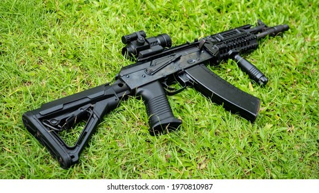 Mẫu AK Alfa FSB được chế tạo trên cơ sở khẩu AK-105 này, không có tên gọi chính thức, mang biệt danh AK Alfa FSB, được chế tạo riêng cho lực lượng đặc nhiệm Alpha, để tác chiến trong môi trường đô thị. Đây cũng là lần đầu tiên, một người ngoài đơn vị này, được tận mắt chứng kiến phiên bản AK đặc biệt này.