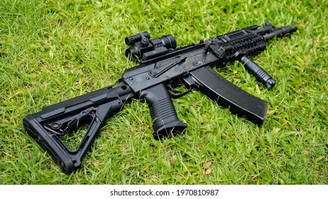 Mẫu AK Alfa FSB được chế tạo trên cơ sở khẩu AK-105 này, không có tên gọi chính thức, mang biệt danh AK Alfa FSB, được chế tạo riêng cho lực lượng đặc nhiệm Alpha, để tác chiến trong môi trường đô thị. Đây cũng là lần đầu tiên, một người ngoài đơn vị này, được tận mắt chứng kiến phiên bản AK đặc biệt này.