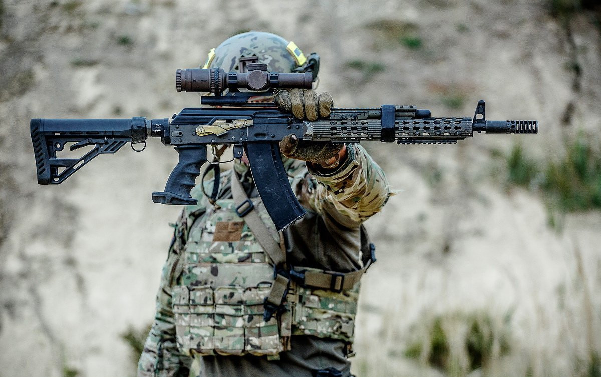 Phụ kiện bên ngoài đi kèm hoàn chỉnh, có giá khoảng 4.000 USD, đắt gấp 4 lần so với khẩu AK-105 nguyên bản. Tuy nhiên AK Alfa FSB hoàn toàn không phải là khẩu súng trường tấn công đắt nhất trên thị trường hiện nay.