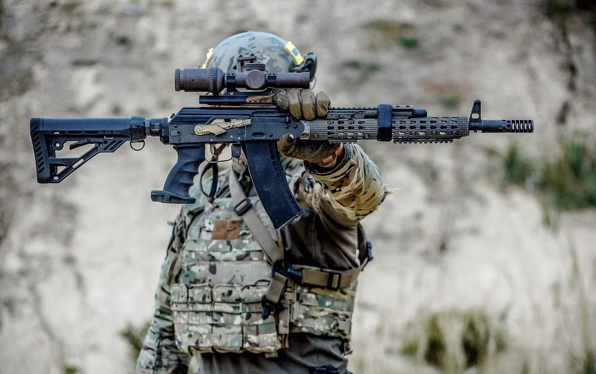 Phụ kiện bên ngoài đi kèm hoàn chỉnh, có giá khoảng 4.000 USD, đắt gấp 4 lần so với khẩu AK-105 nguyên bản. Tuy nhiên AK Alfa FSB hoàn toàn không phải là khẩu súng trường tấn công đắt nhất trên thị trường hiện nay.