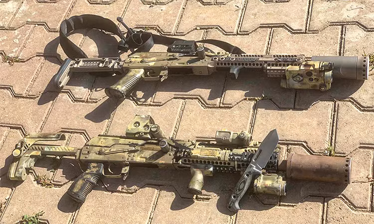 Vào đầu tháng 10/2020, trong một chuyến thăm tới một cuộc thi kín giữa các lực lượng đặc biệt của Cơ quan An ninh Liên bang Nga (FSB) và Bộ Quốc phòng Nga ở Chechnya, các nhà báo Nga đã xem qua một phiên bản độc quyền của dòng AK, được sử dụng cho các lực lượng của lực lượng chống khủng bố của Nga có tên AK "Alfa FSB".