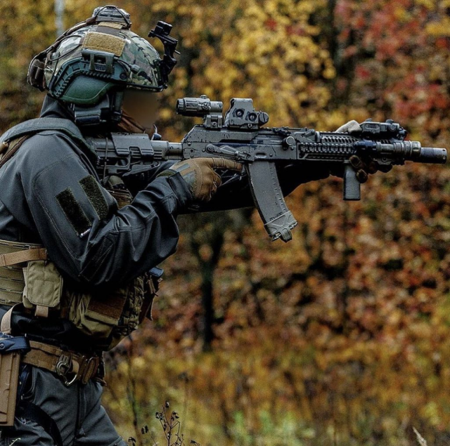 Bộ phận đắt tiền nhất của khẩu AK Alpha FSB chính là thiết bị ngắm bắn ban đêm. Ví dụ, thiết bị chỉ thị và ngắm mục tiêu điểm đỏ Perst-4, có giá 2.500 USD, kết hợp tia laser và đèn pin ở cả dải quang phổ nhìn thấy và không nhìn thấy (loại sau đi kèm cùng kính đặc biệt trên mũ).