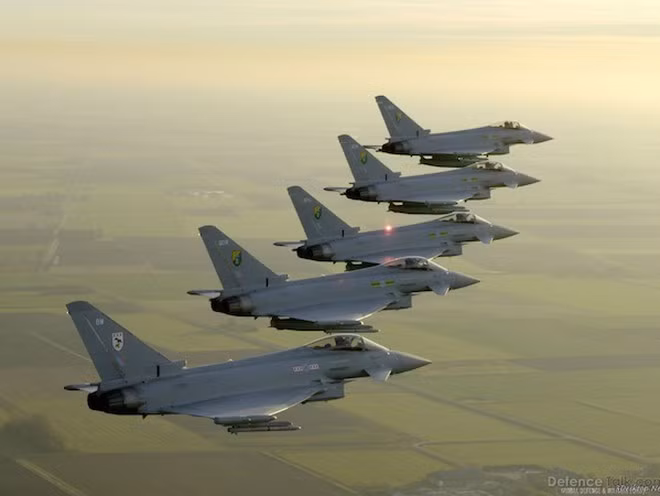 Tiếp theo là Eurofighter Typhoon với giá khoảng 124 triệu USD. Một máy bay chiến đấu khác của châu Âu, Eurofighter Typhoon có thể có giá rẻ tới 50 triệu USD đối với người mua trong Liên minh châu Âu, nhưng với giá xuất khẩu sẽ cao hơn nhiều.