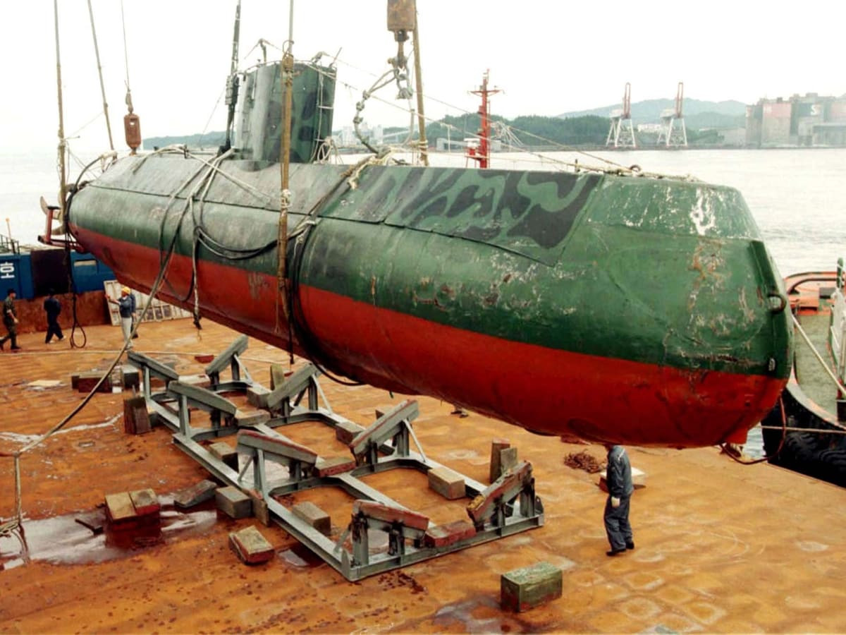 Năm 1998, một tàu ngầm hạng trung lớp Yugo, tiền thân của lớp Yono, đã mắc vào lưới của một tàu đánh cá Hàn Quốc và được kéo về căn cứ hải quân. Nhưng tất cả 5 thủy thủ đoàn tàu ngầm và 4 đặc vụ Cục Trinh sát đã chết do tự sát.