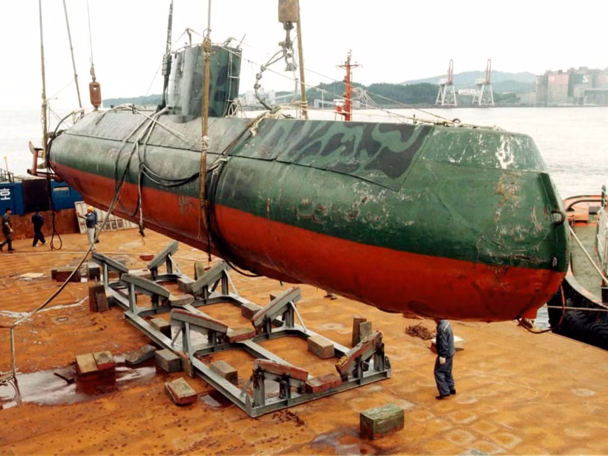 Năm 1998, một tàu ngầm hạng trung lớp Yugo, tiền thân của lớp Yono, đã mắc vào lưới của một tàu đánh cá Hàn Quốc và được kéo về căn cứ hải quân. Nhưng tất cả 5 thủy thủ đoàn tàu ngầm và 4 đặc vụ Cục Trinh sát đã chết do tự sát.