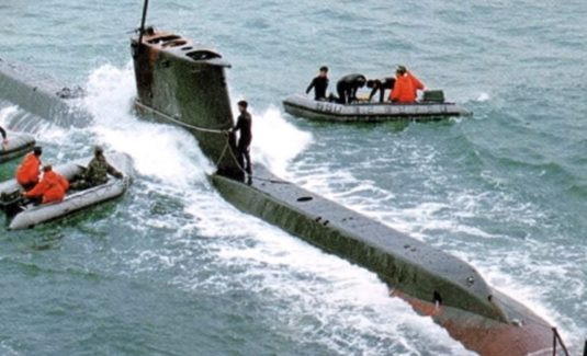 Trên tàu có 21 thủy thủ đoàn và Trưởng, Phó Phòng Hàng hải. Lực lượng lính dù và đặc nhiệm của Hàn Quốc, đã tổ chức chiến dịch truy lùng kéo dài 40 ngày, với mục đích truy lùng tất cả số người trên tàu ngầm mắc cạn, chỉ có một thủy thủ bị hy sinh khi chiến đấu và một bị bắt.