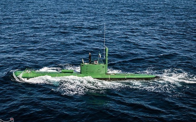 Chiếc tàu ngầm trên thực hiện vụ xâm nhập, đưa một nhóm biệt kích ba người lên bờ hai ngày trước đó, để trinh sát một căn cứ hải quân của Hàn Quốc, sau đó trở lại để đón nhóm biệt kích. Trong lần xâm nhập thứ hai, chiếc tàu ngầm mắc cạn và không thể thoát ra.