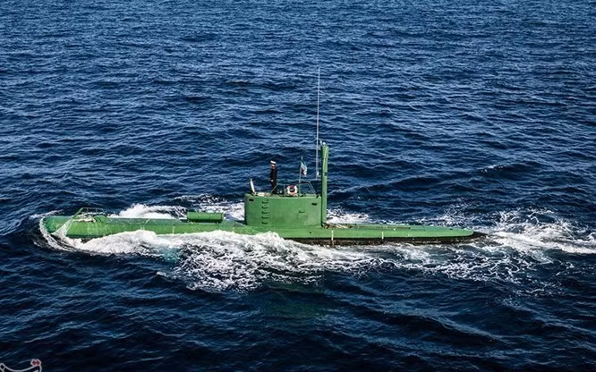 Chiếc tàu ngầm trên thực hiện vụ xâm nhập, đưa một nhóm biệt kích ba người lên bờ hai ngày trước đó, để trinh sát một căn cứ hải quân của Hàn Quốc, sau đó trở lại để đón nhóm biệt kích. Trong lần xâm nhập thứ hai, chiếc tàu ngầm mắc cạn và không thể thoát ra.