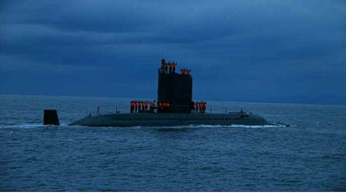 Một số lượng đáng kể các thủy thủ phục vụ trong hạm đội tàu ngầm của KPN, và được đánh giá là một trong những hạm đội tàu ngầm lớn nhất thế giới. Năm 2001, nhà phân tích về Triều Tiên Joseph Bermudez ước tính rằng, KPN có từ 50 hai đến 67 tàu ngầm điện diesel.