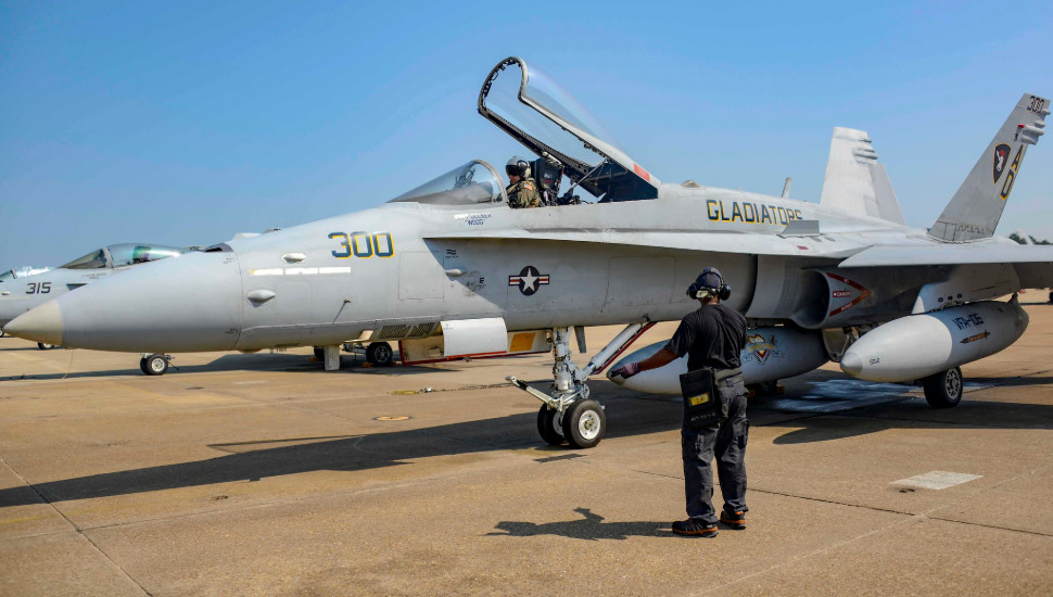 F/A-18E Super Hornet là biến thể được lai tạo giữa vai trò của máy bay chiến đấu chiếm ưu thế trên không hạng nhẹ F/A-18C và hạng nặng hơn, để hoàn thành vai trò bổ sung cho F/A-18 nhẹ hơn và sau đó là F-35C thế hệ tiếp theo.