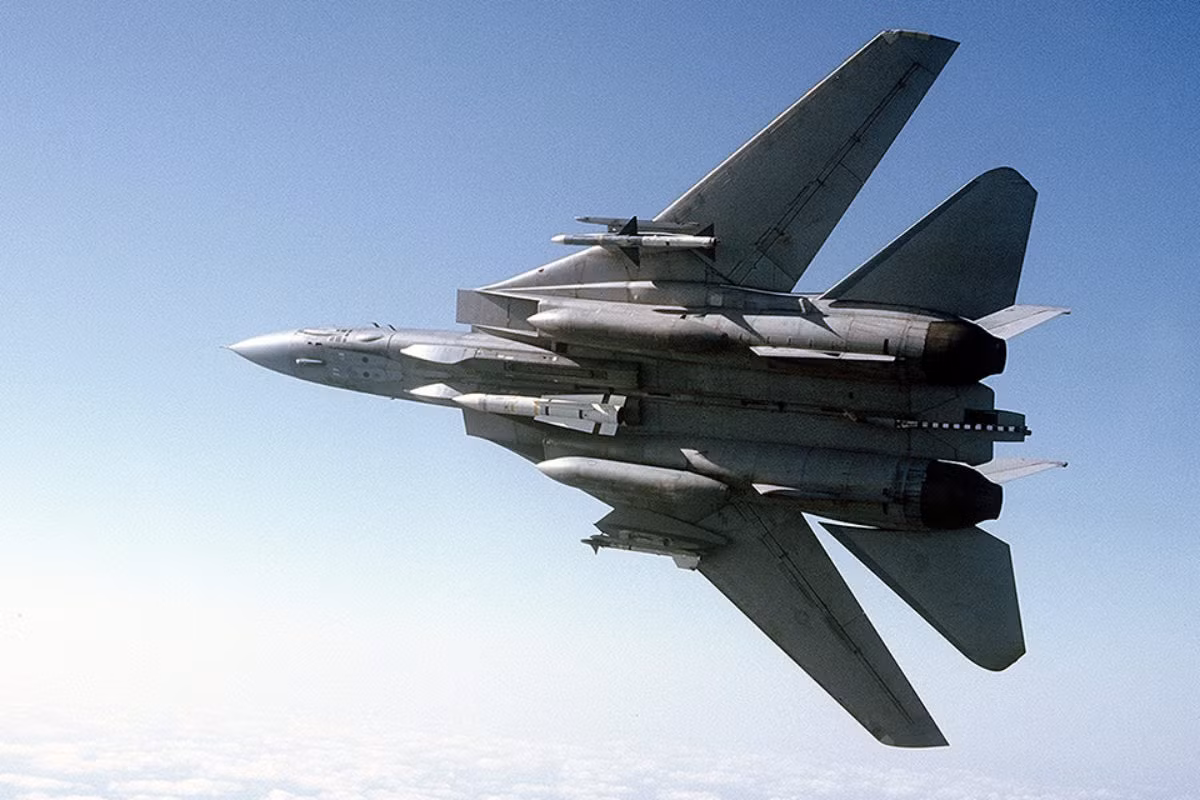 Chưa hết, F-14 cũng sử dụng được vũ khí đánh chặn vượt trội hơn đáng kể so với các loại vũ khí phòng không, vốn có khả năng bảo vệ cao khỏi máy bay ném bom và máy bay chiến đấu của đối phương trên biển. Tên lửa AIM-54 Phoenix của F-14 có khả năng tấn công đối phương với độ chính xác ở cự ly khoảng 200km.