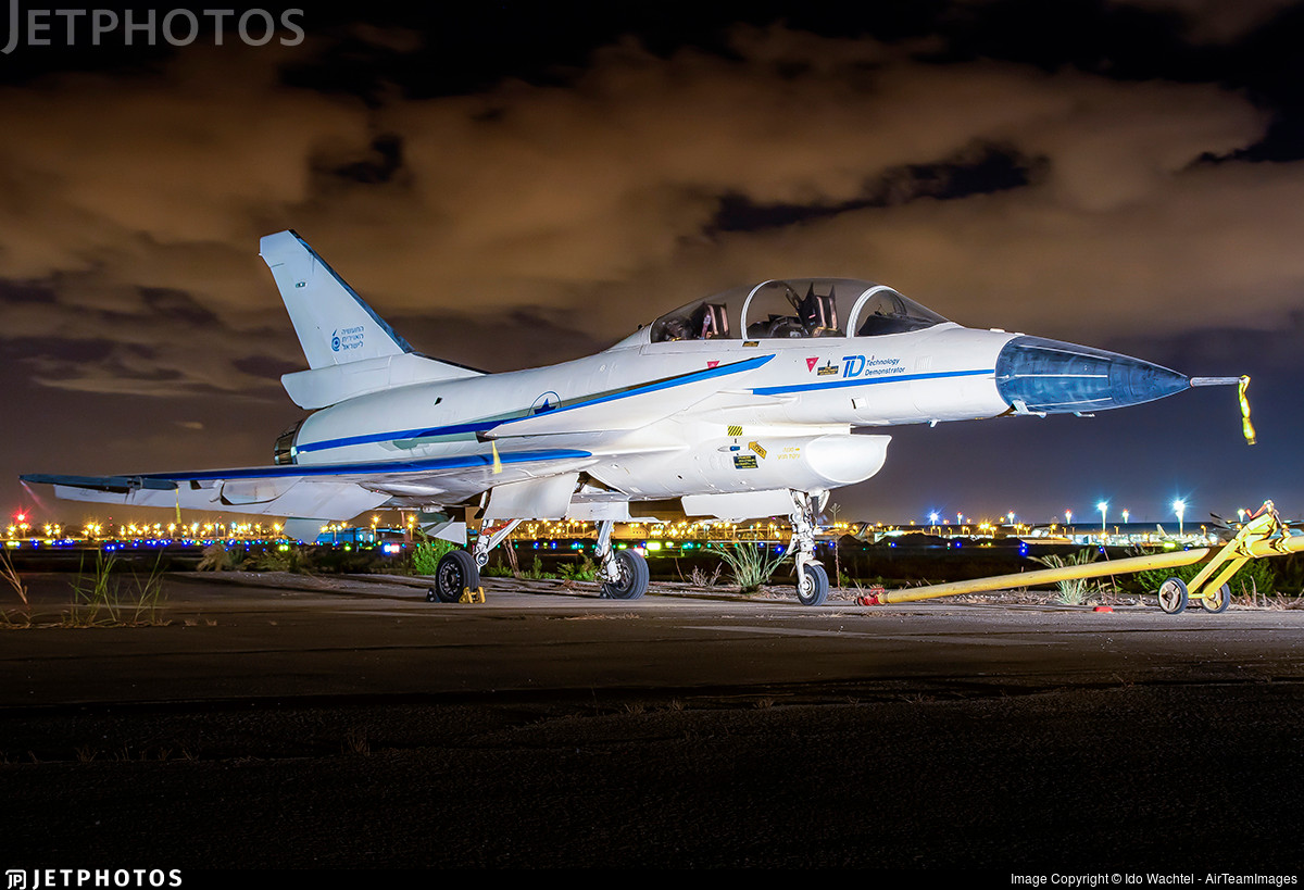 Israel cũng là quốc gia đầu tiên sử dụng thành công những chiếc F-16 trong chiến đấu, đó là phá hủy lò phản ứng hạt nhân Osirak của Iraq và bắn hạ hơn 40 máy bay chiến đấu của Syria trên lãnh thổ Lebanon, mà chỉ bị tổn thất rất ít.