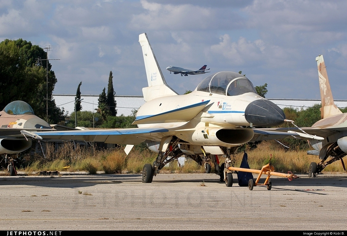 Trên thực tế, ngoại trừ phần đuôi và cánh vịt, chiếc Lavi gần giống với máy bay F-16 do Mỹ chế tạo, được đưa vào biên chế Không quân Israel năm 1980. F-16 cũng là những máy bay chiến đấu hạng nhẹ thế hệ 4 đầu tiên.