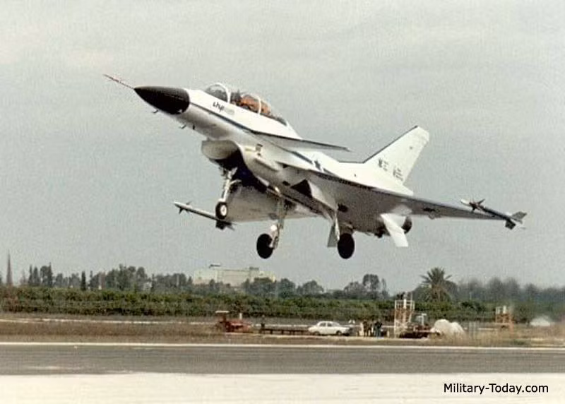 Tuy nhiên, đến những năm 1980, chi phí phát triển chương trình Lavi đã tăng theo cấp số nhân, khi chúng ngày càng "hiện đại" hơn; và, không giống như Nesher và Kfir, Lavi không được sao chép từ một thiết kế hiện có, mà thực sự là phát triển mới.