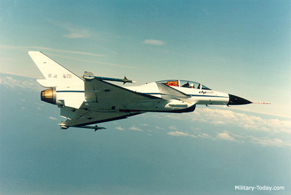 Nỗ lực của Israel đã cho ra đời chiếc máy bay chiến đấu IAI Lavi (còn gọi bằng tên khác là Lion Cub); thiết kế sử dụng cánh tam giác cho hiệu suất tốc độ cao, kết hợp với cánh vịt (cánh canard) ở mũi, để cải thiện lực nâng và khả năng cơ động. 