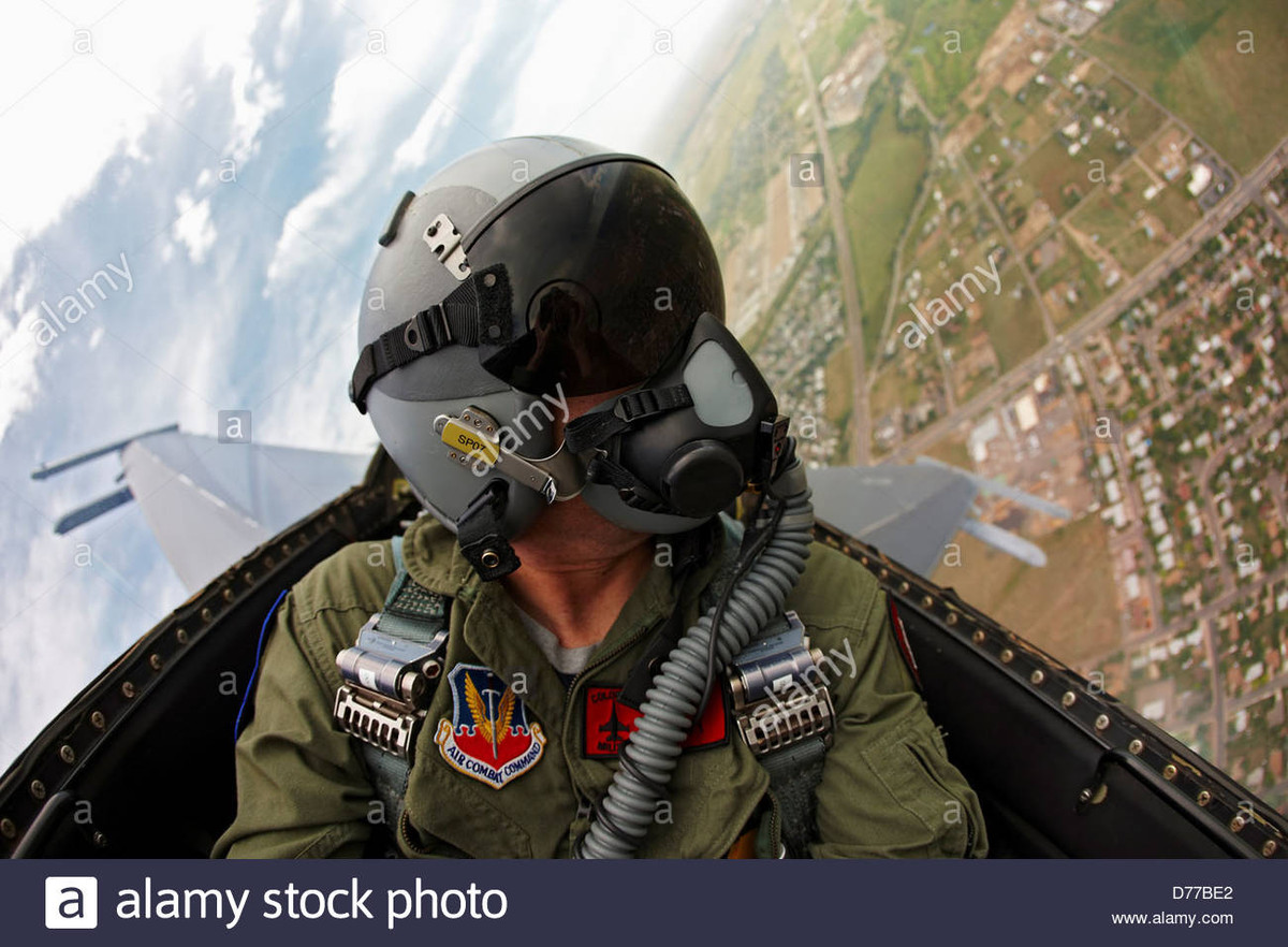 Các phiên bản F-16C/ D cũng đã trải qua một số nâng cấp giữa vòng đời, bao gồm radar tốt hơn, sử dụng vũ khí dẫn đường bằng GPS, tên lửa tầm nhiệt AIM-9X Sidewinder, mà phi công có thể ngắm mục tiêu bằng cách sử dụng hệ thống định vị gắn trên mũ bay.