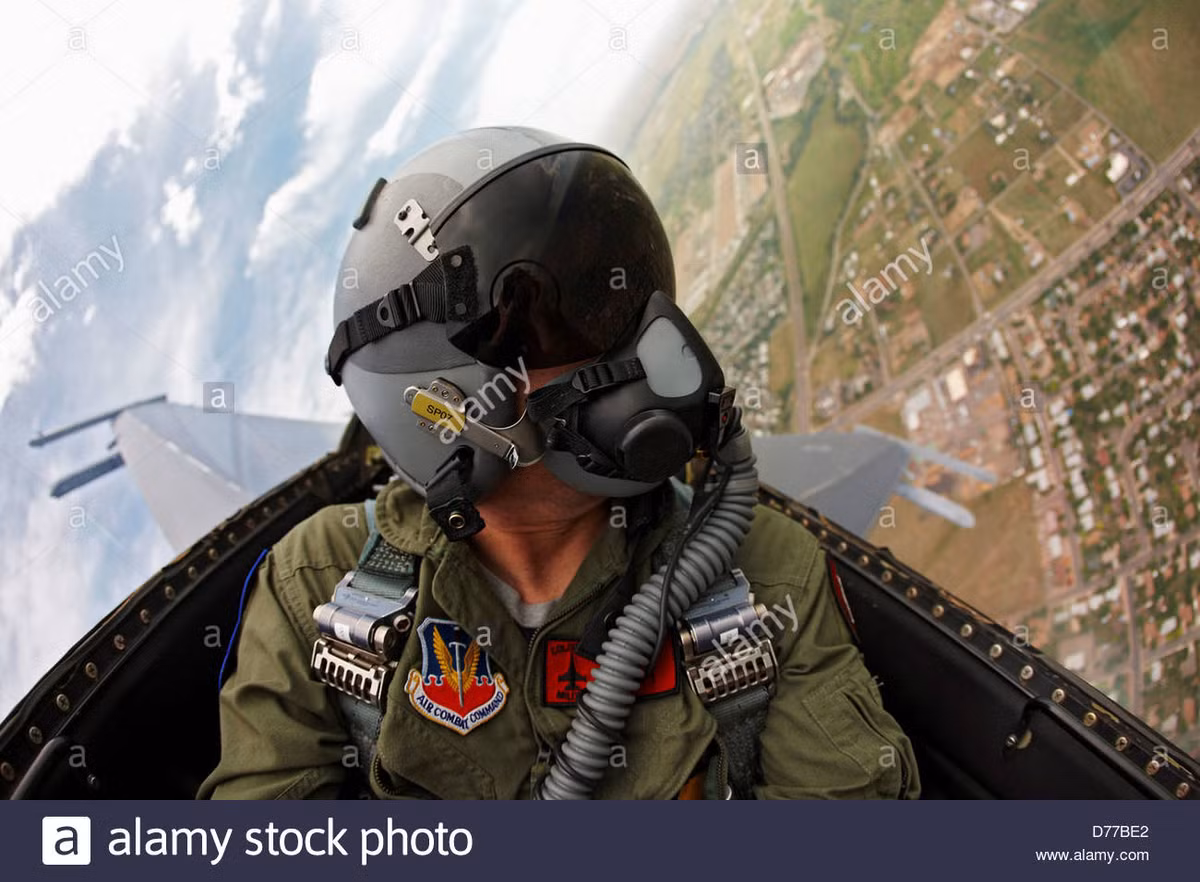 Các phiên bản F-16C/ D cũng đã trải qua một số nâng cấp giữa vòng đời, bao gồm radar tốt hơn, sử dụng vũ khí dẫn đường bằng GPS, tên lửa tầm nhiệt AIM-9X Sidewinder, mà phi công có thể ngắm mục tiêu bằng cách sử dụng hệ thống định vị gắn trên mũ bay.