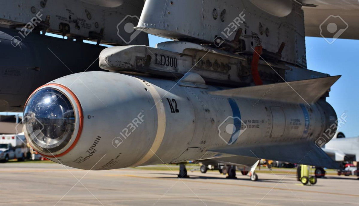 F-16 có thể sử dụng các loại vũ khí dẫn đường chính xác thế hệ mới lúc đó như tên lửa không đối đất Maverick và bom dẫn đường bằng laser. Những vũ khí mới này đã phát huy tối đa hiệu quả trên F-16, nhất là khi nó được sử dụng kết hợp với radar APG-66, cùng màn hình hiển thị và máy tính.