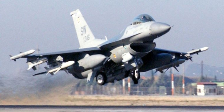 Không giống như các mẫu F-14 và F-15 đời đầu, chiến đấu cơ F-16 được thiết kế như một máy bay chiến đấu đa năng, có thể đảm nhiệm cả chiếm ưu thế trên không và tiến công mặt đất. F-16 có thể mang tới 7,7 tấn vũ khí, hoặc thiết bị tác chiến điện tử, trên 11 mấu treo của nó.