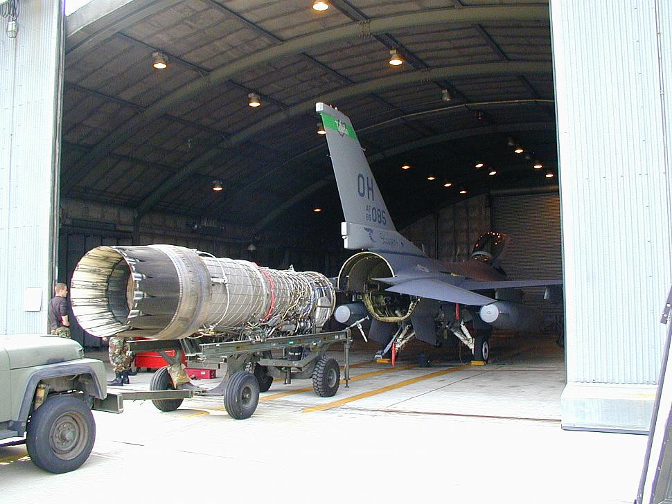 F-16 được trang bị động cơ Pratt &amp; Whitney F100 với những công nghệ mới nhất khi đó, để tối đa hóa hiệu suất động học. Thiết kế thân máy bay sử dụng cửa hút khí siêu âm biến tần phía dưới bụng, giúp tạo ra tỷ lệ lực đẩy trên trọng lượng tuyệt vời, cho F-16 có thể đạt gấp đôi tốc độ âm thanh, ở độ cao lớn.