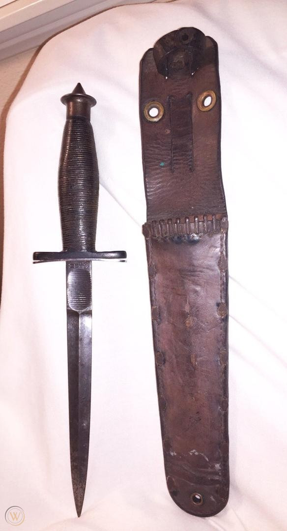 Được thiết kế và sản xuất bởi Camillus, đã có hơn 15.000 dao được chế tạo vào năm 1942. Dao có lưỡi dài hơn 17cm, Stiletto có thể đâm trực tiếp vào các cơ đối phương hoặc sử dụng để cắt cổ họng kẻ địch một cách lặng lẽ. Tuy nhiên Stiletto đã bị dừng sản xuất vào năm 1943, do đã có loại dao mới hiện đại hơn.