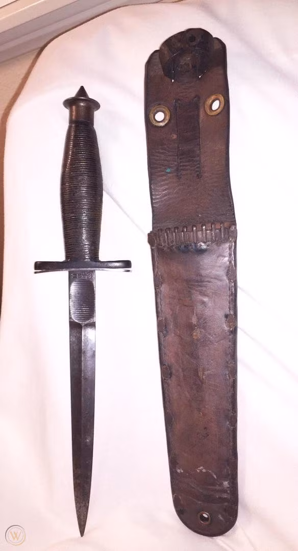 Được thiết kế và sản xuất bởi Camillus, đã có hơn 15.000 dao được chế tạo vào năm 1942. Dao có lưỡi dài hơn 17cm, Stiletto có thể đâm trực tiếp vào các cơ đối phương hoặc sử dụng để cắt cổ họng kẻ địch một cách lặng lẽ. Tuy nhiên Stiletto đã bị dừng sản xuất vào năm 1943, do đã có loại dao mới hiện đại hơn.